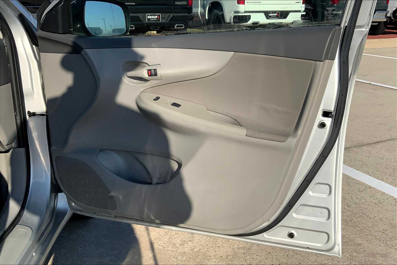 2009 Toyota RAV4 LE photo 20