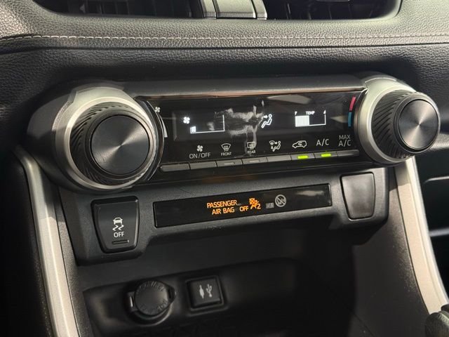 2019 Toyota RAV4 LE photo 11