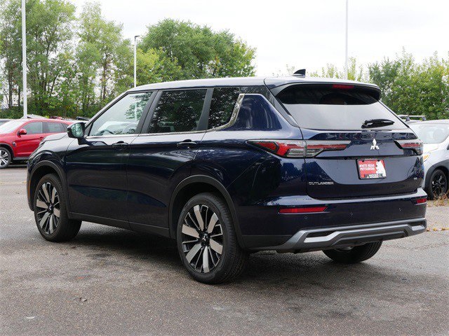 2025 Mitsubishi Outlander SE photo 3