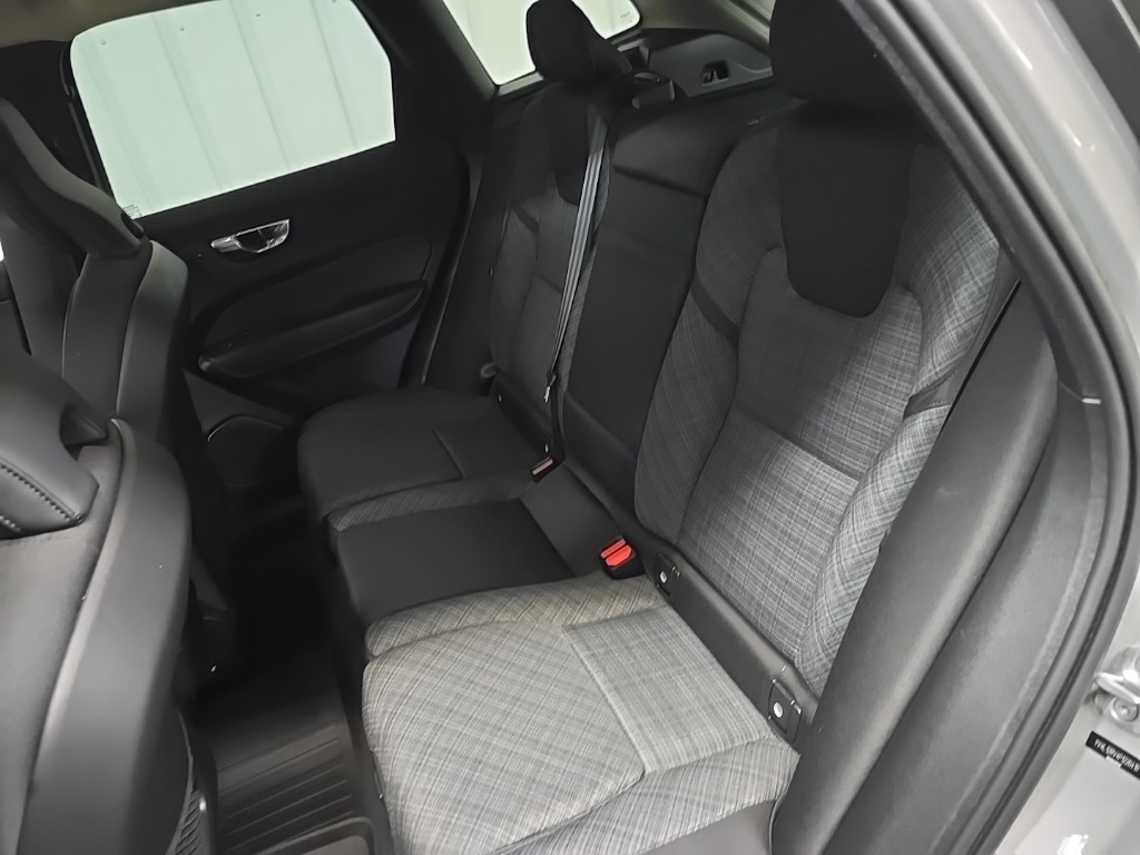 2023 Volvo XC60 B5 Core photo 31