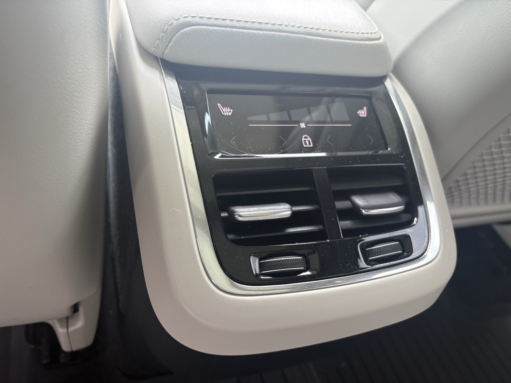 2022 Volvo XC60 B5 Inscription photo 13