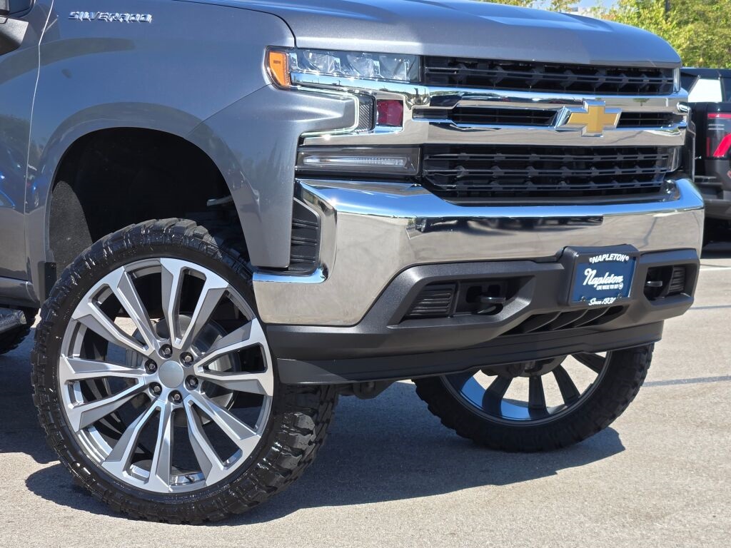 2022 Chevrolet Silverado 1500 LT photo 2
