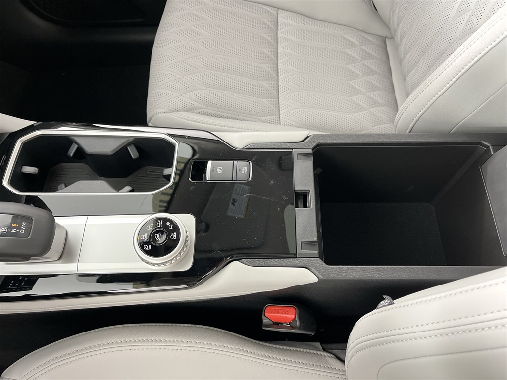 2025 Mitsubishi Outlander PHEV SEL Platinum photo 13