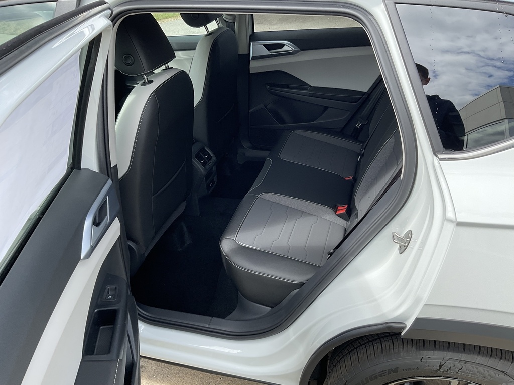 2025 Volkswagen Taos SE photo 6