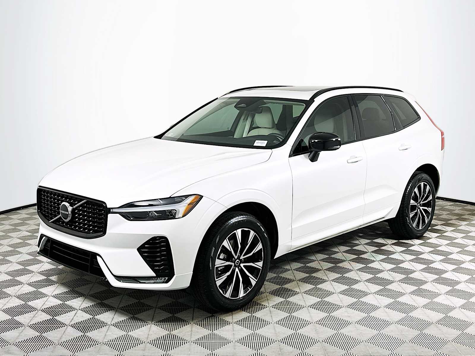 2025 Volvo XC60 B5 Core photo 2