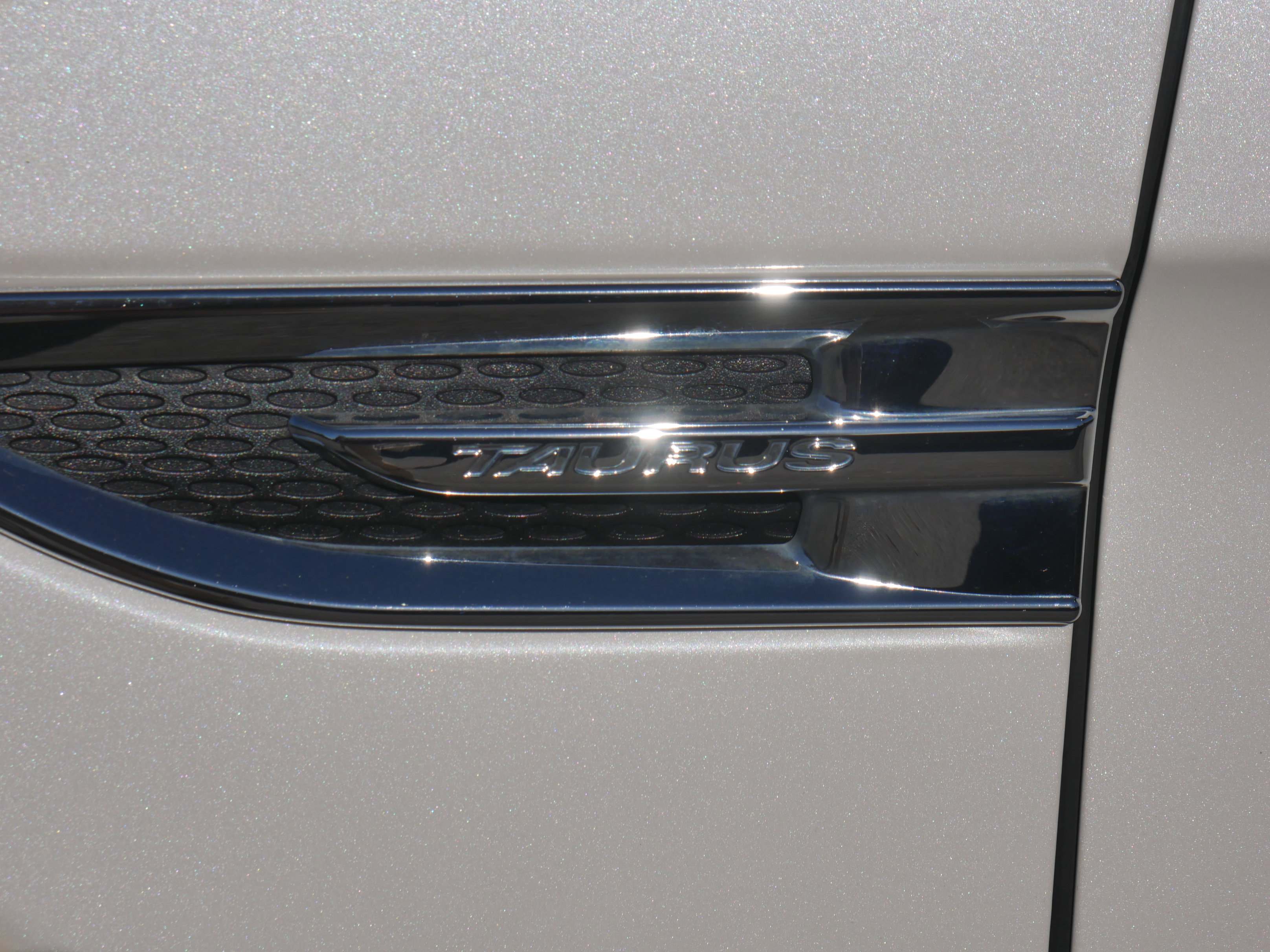 2016 Ford Taurus Limited photo 2