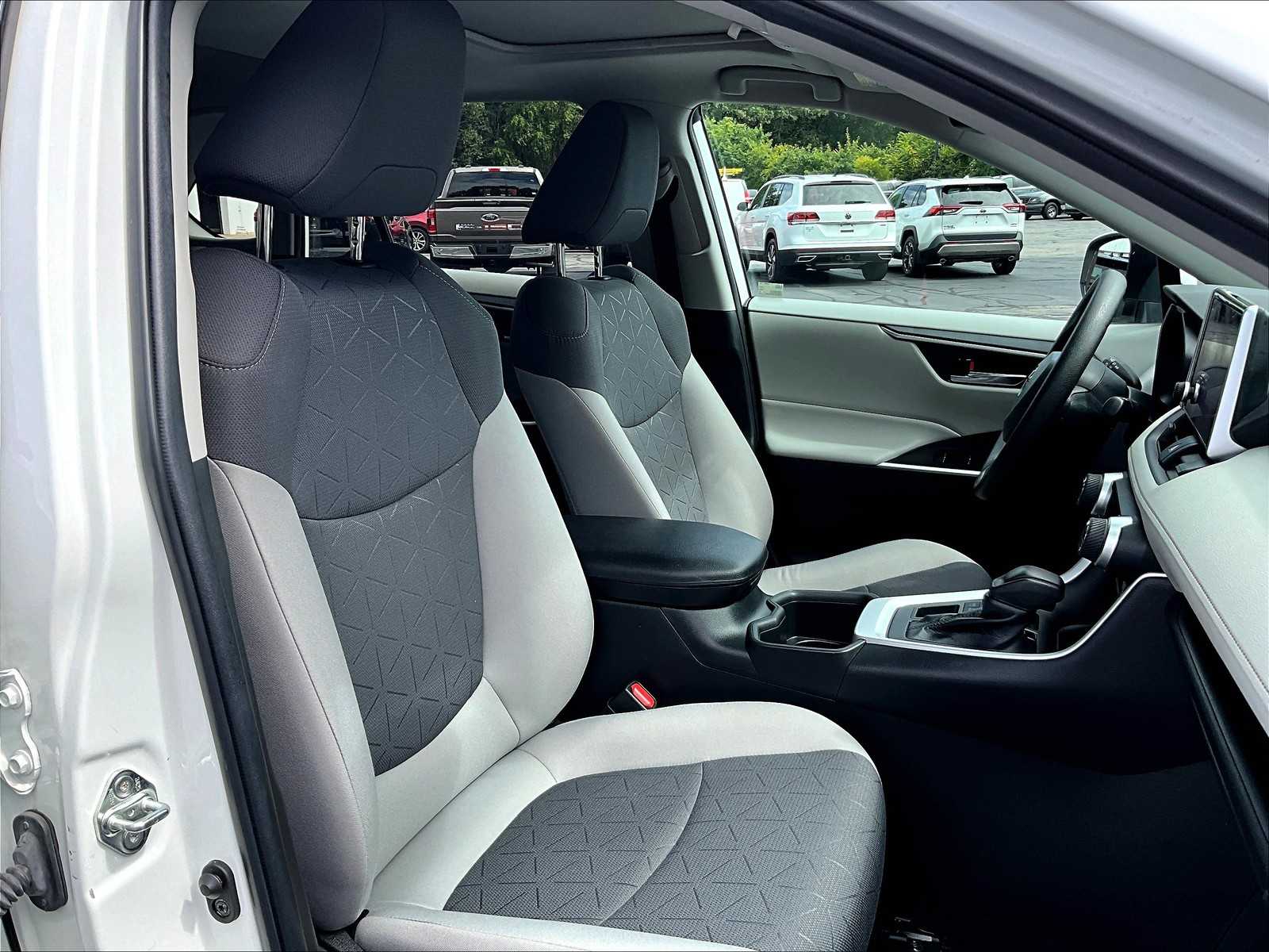 2023 Toyota RAV4 XLE photo 11