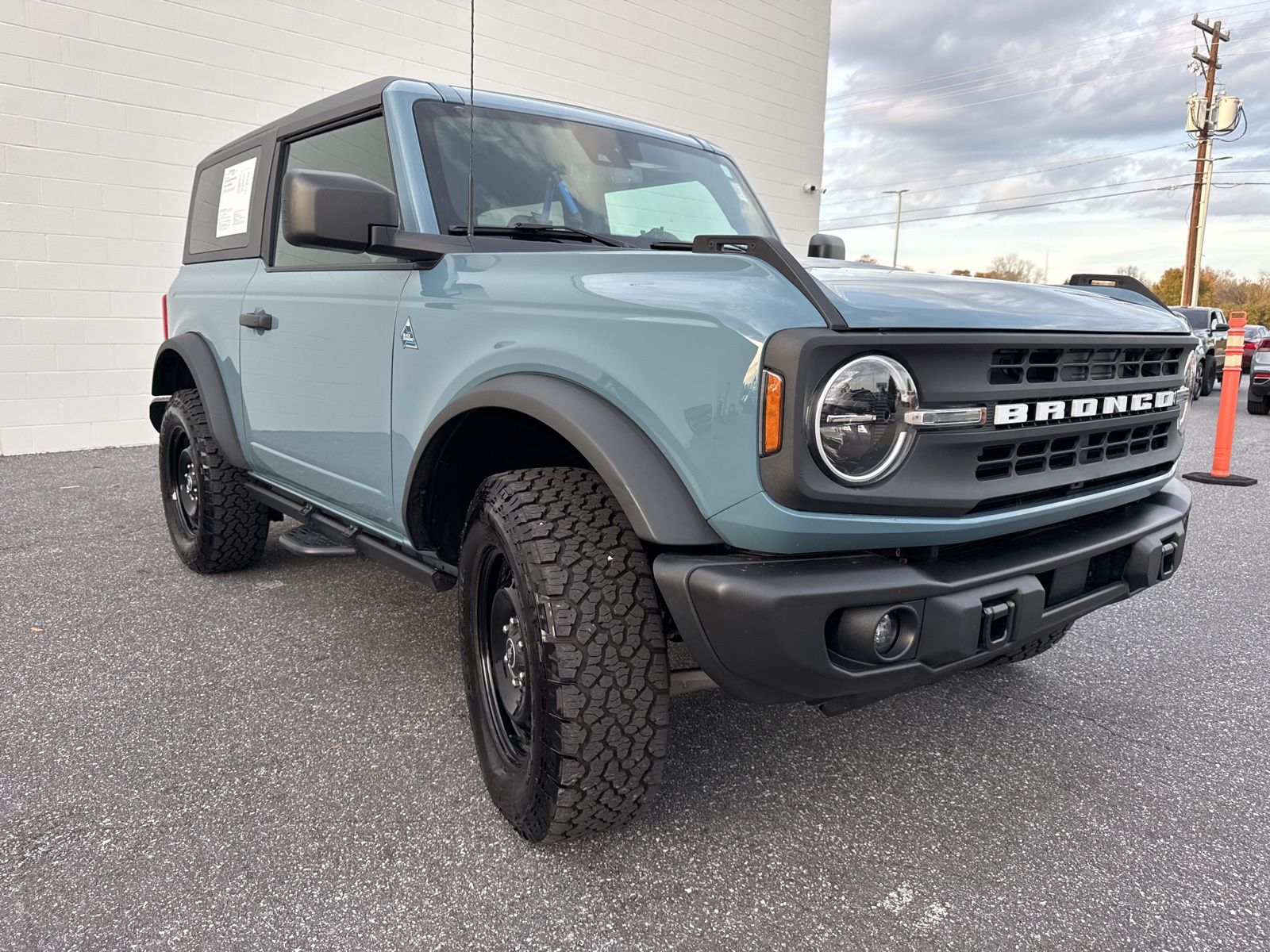 2023 Ford Bronco 2-Door Black Diamond's photo