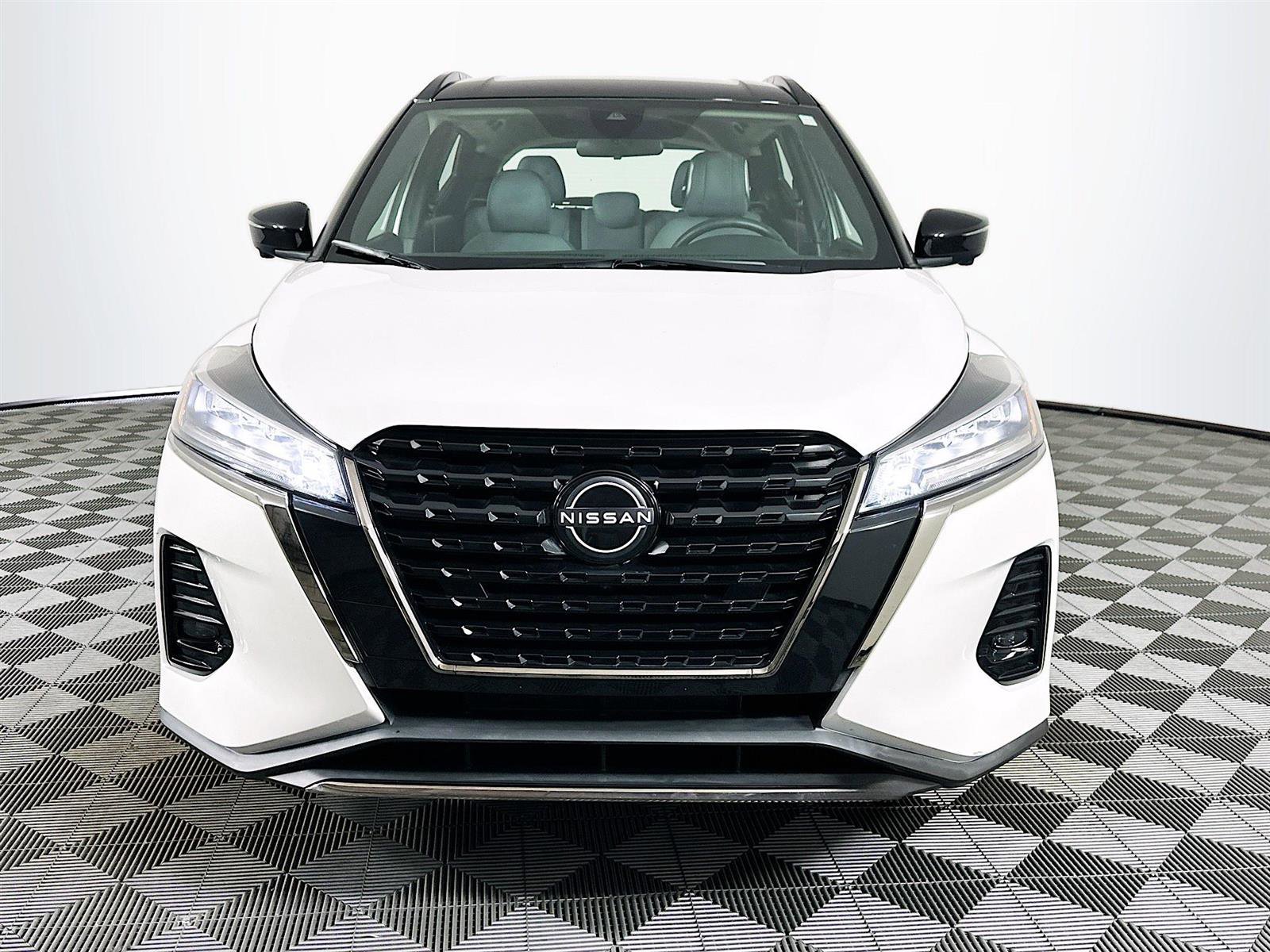 2023 Nissan Kicks SR photo 2