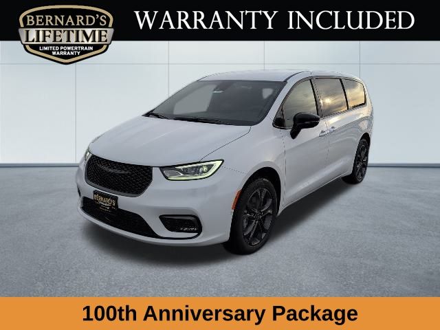 2026 Chrysler Pacifica Select's photo