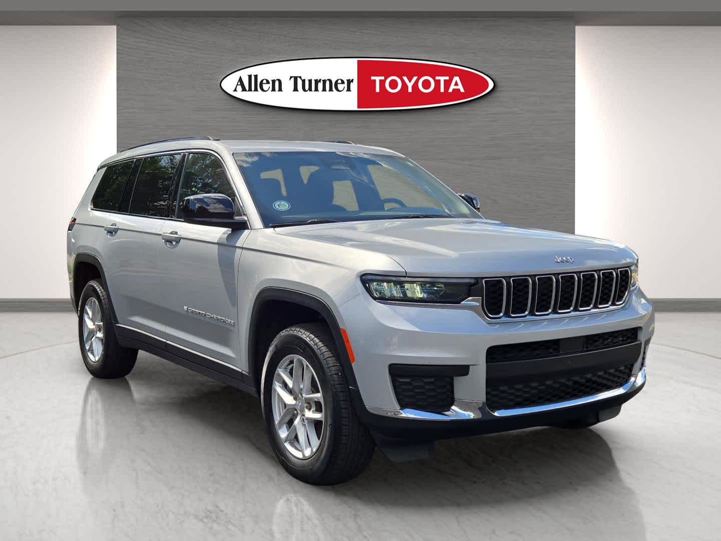 2024 Jeep Grand Cherokee L Laredo's photo