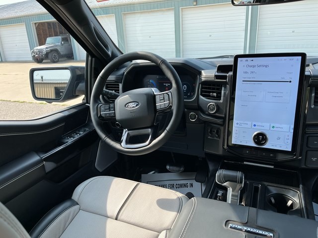 2025 Ford F-150 Lightning Platinum photo 29
