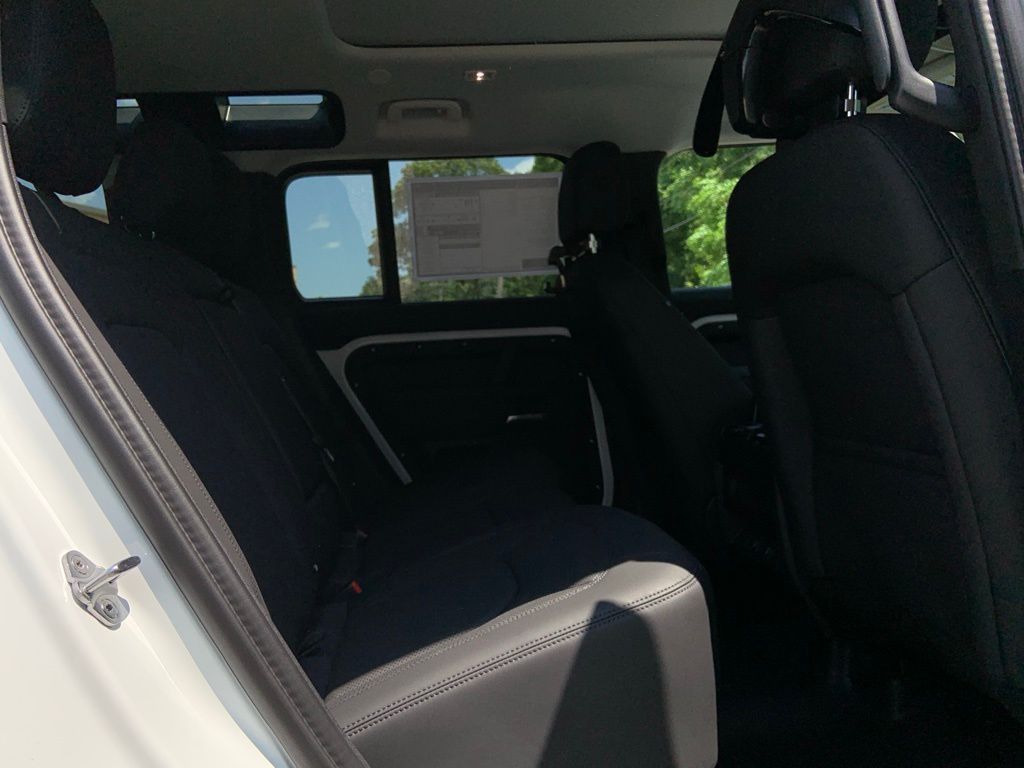 2025 Land Rover Defender 110 S photo 14