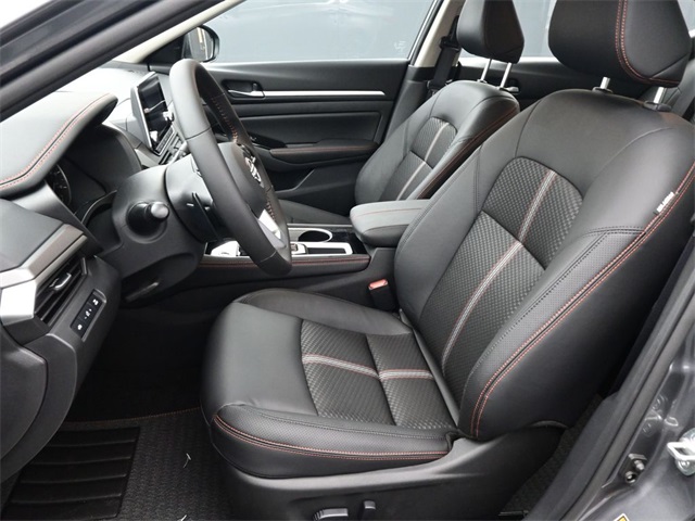 2025 Nissan Altima SR photo 2