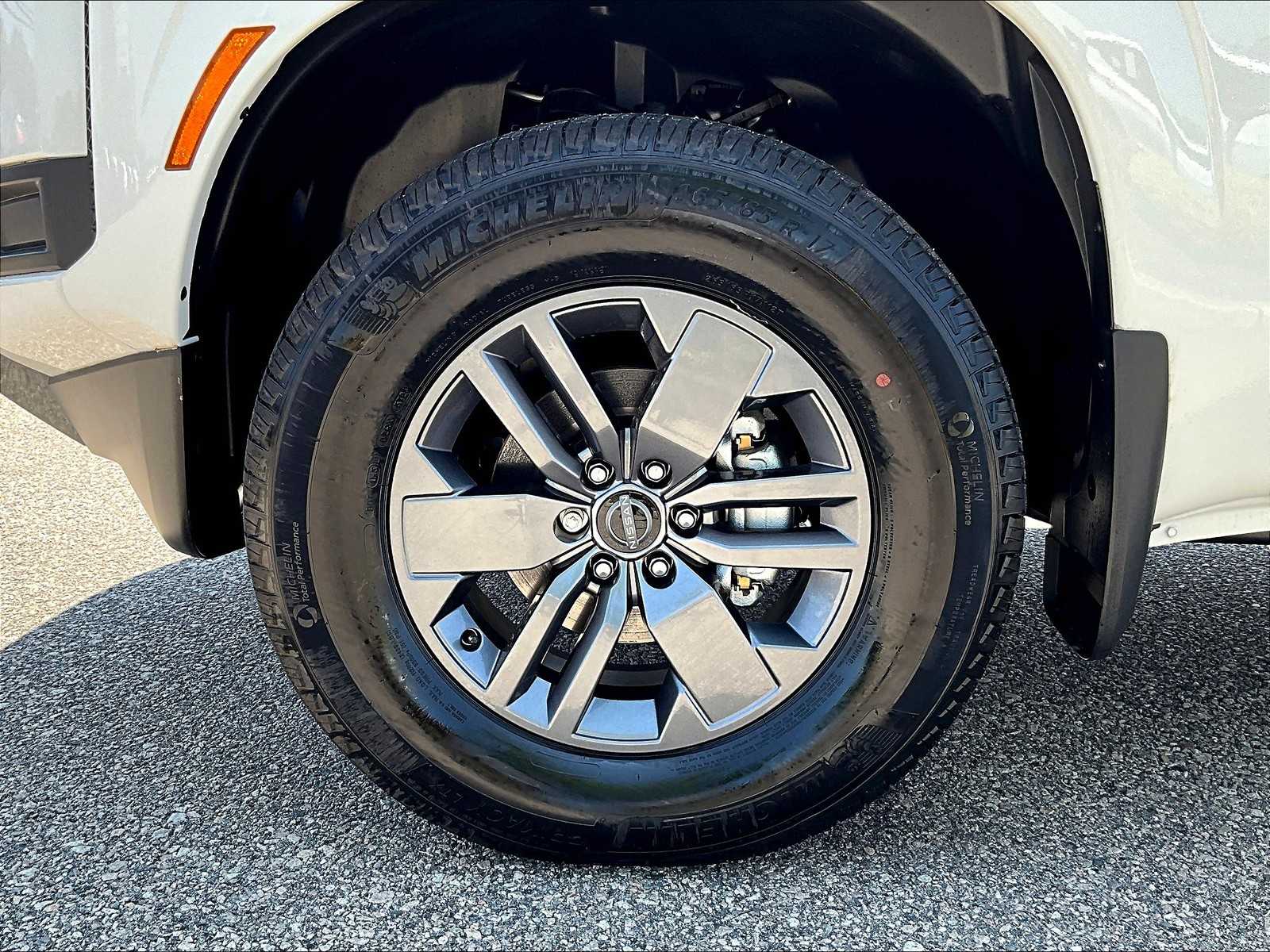 2025 Nissan Frontier SV photo 7