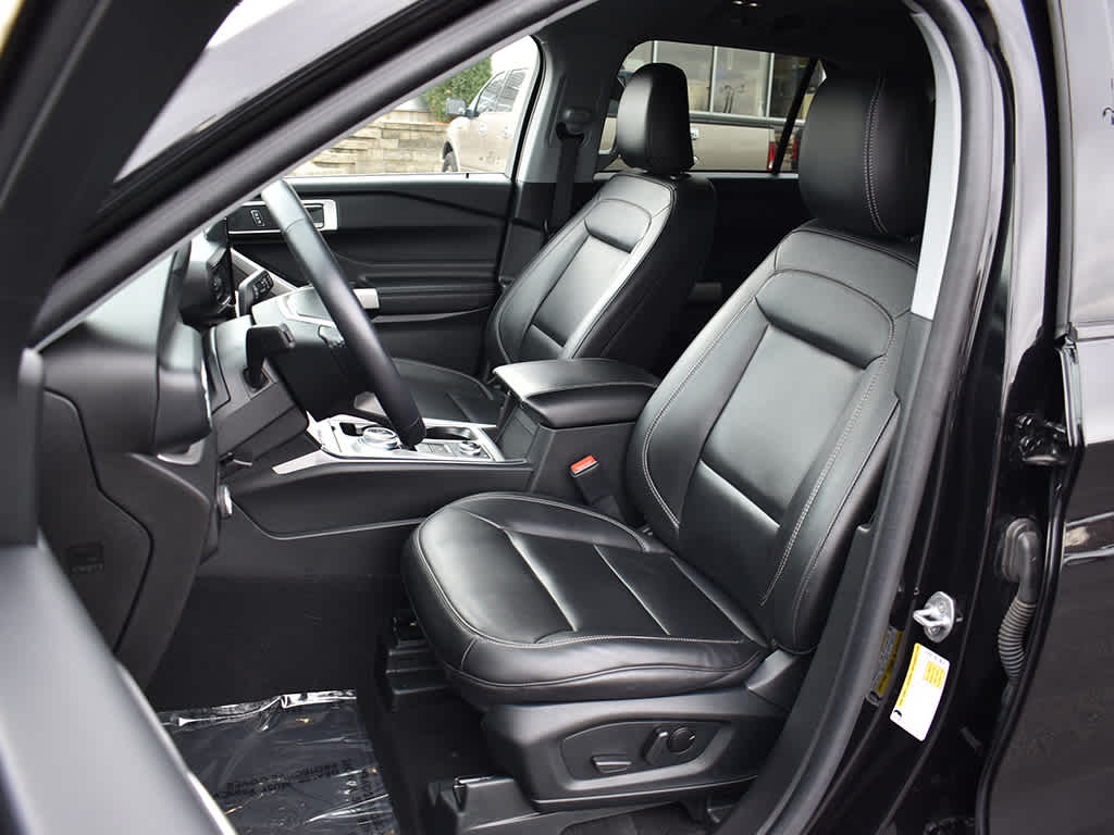 2023 Ford Explorer XLT photo 2