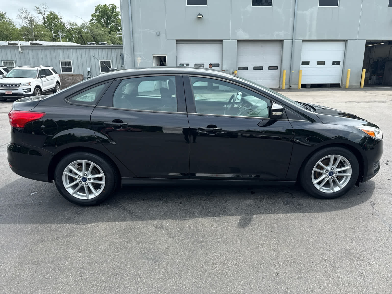 2017 Ford Focus SE photo 2