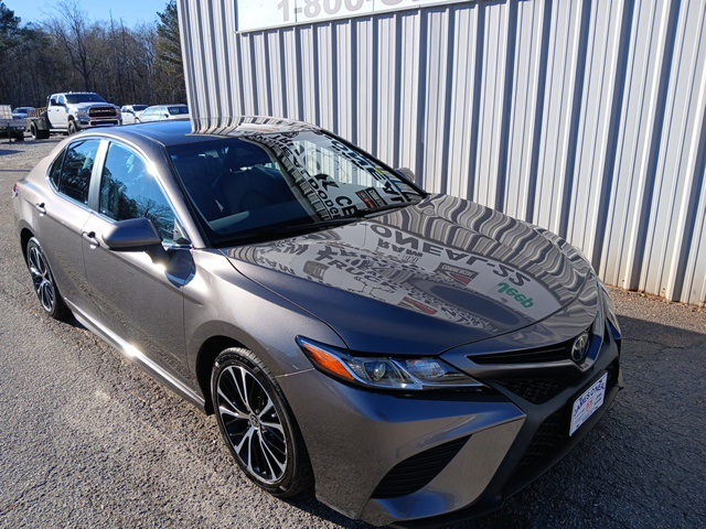 2020 Toyota Camry SE's photo
