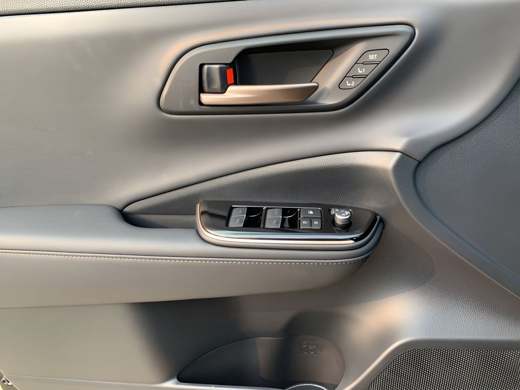 2025 Toyota Crown Signia XLE photo 8