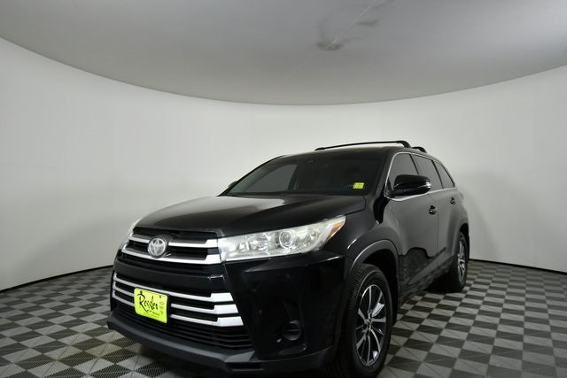 2017 Toyota Highlander LE photo 2