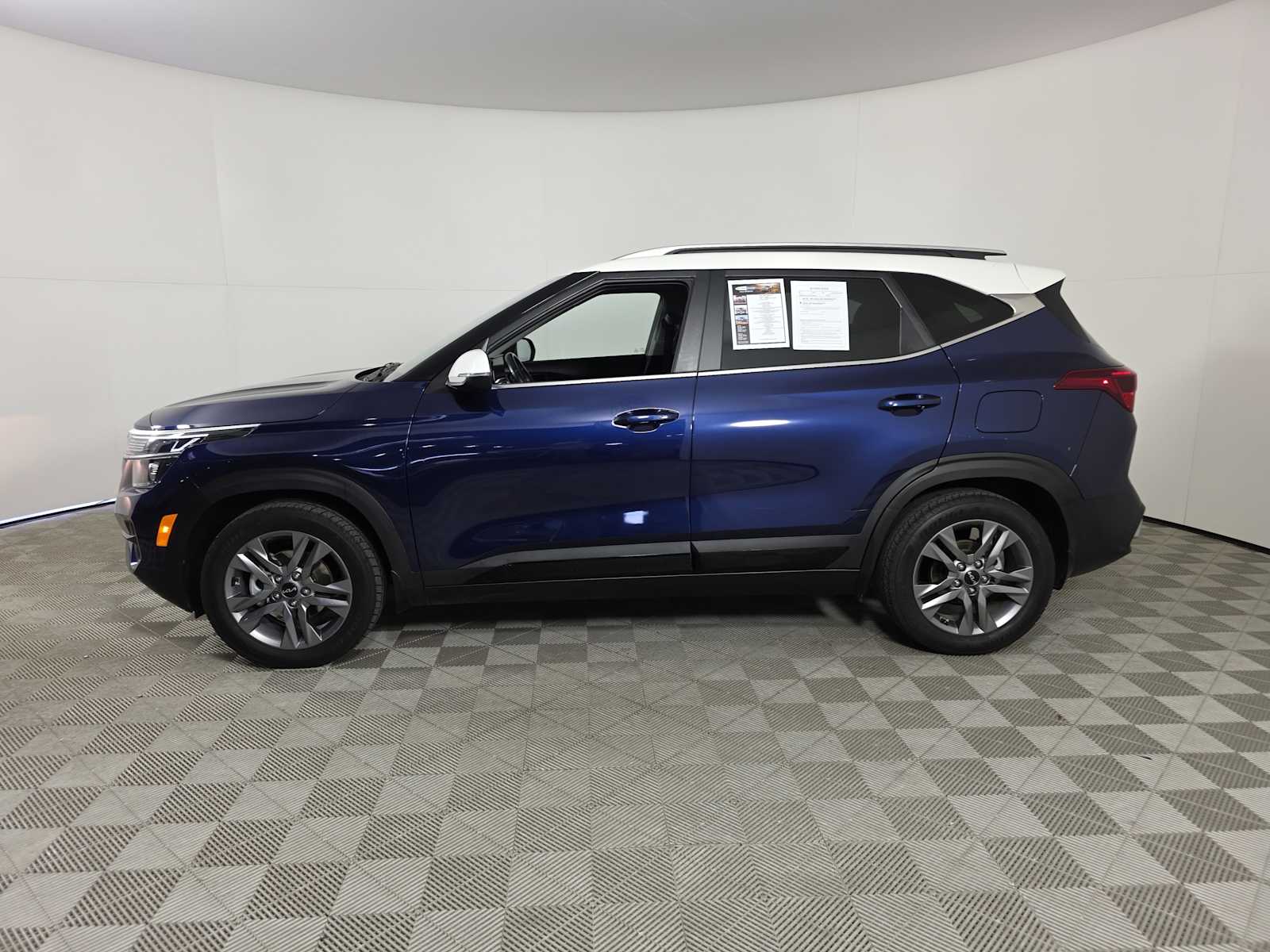 2023 Kia Seltos S photo 3