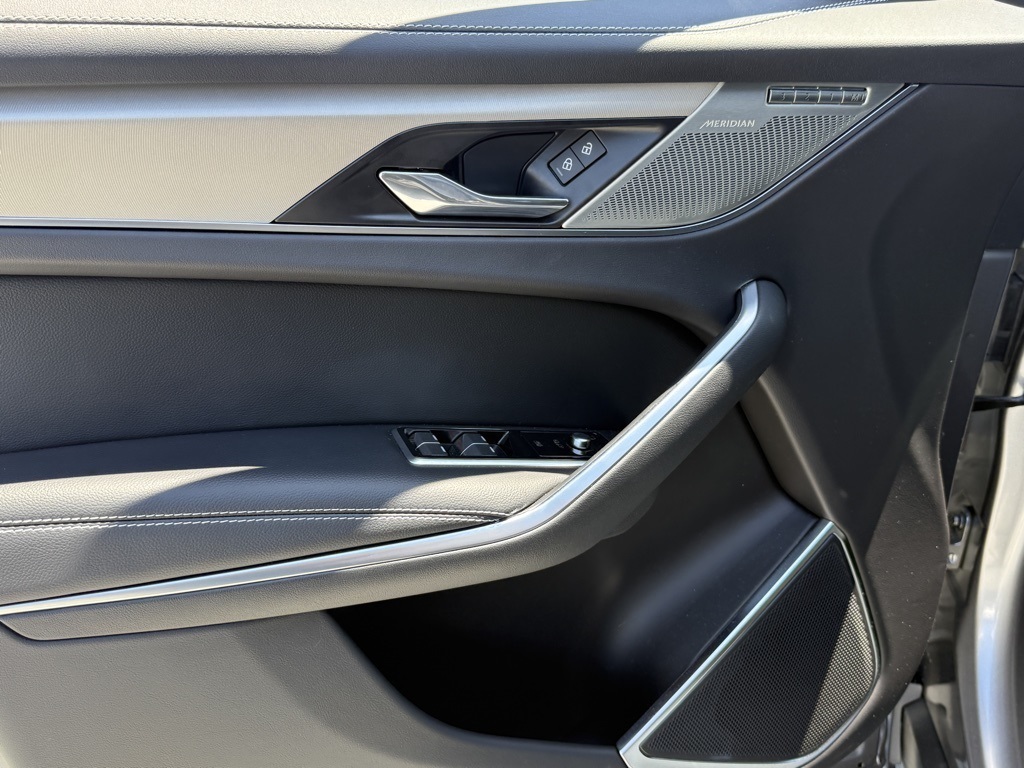 2025 Jaguar F-PACE P250 photo 9