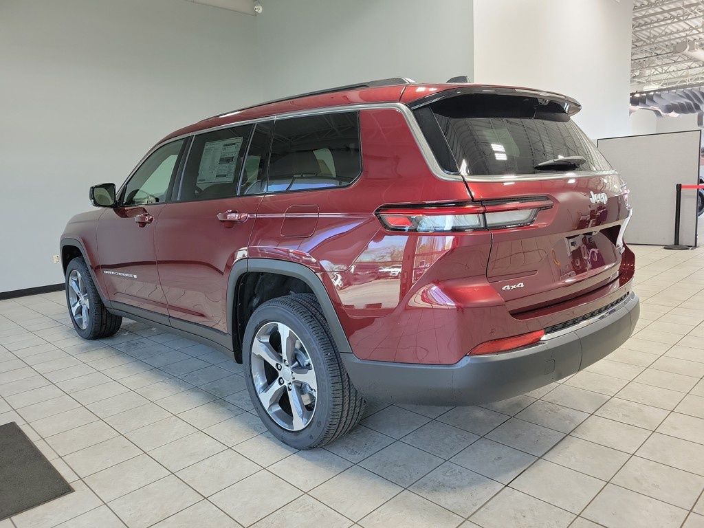 2025 Jeep Grand Cherokee Limited photo 3