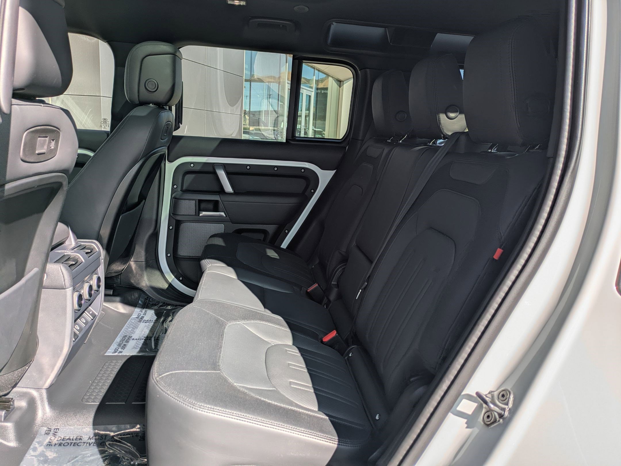 2022 Land Rover Defender 110 X-Dynamic HSE photo 24