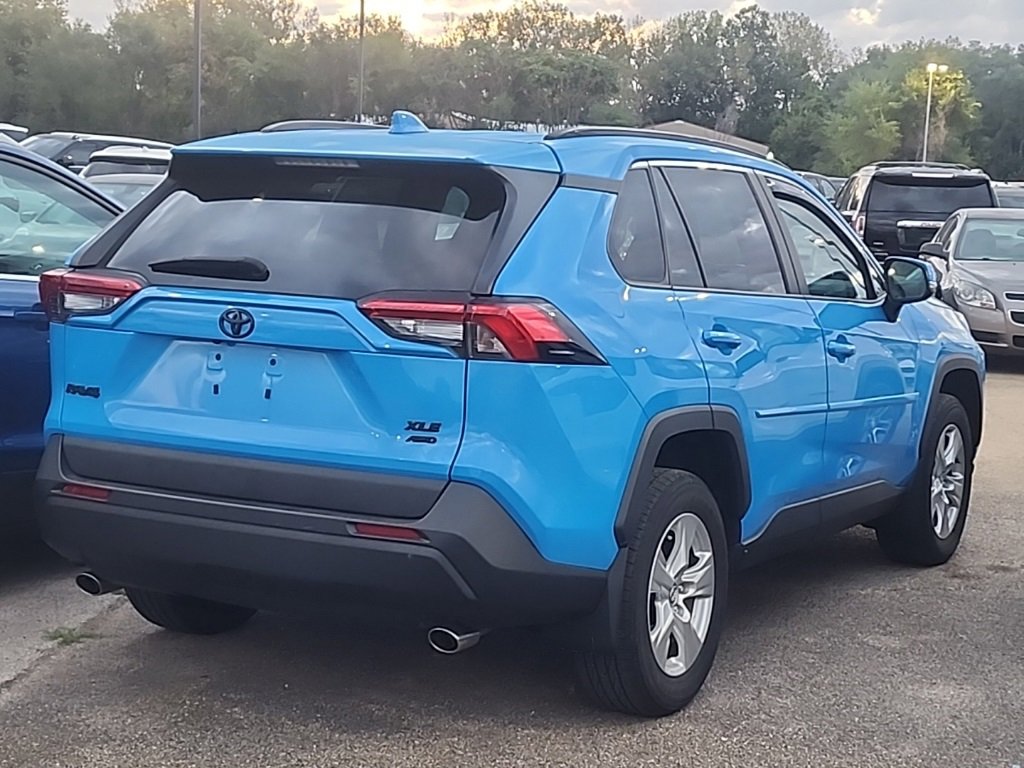 2020 Toyota RAV4 XLE photo 2