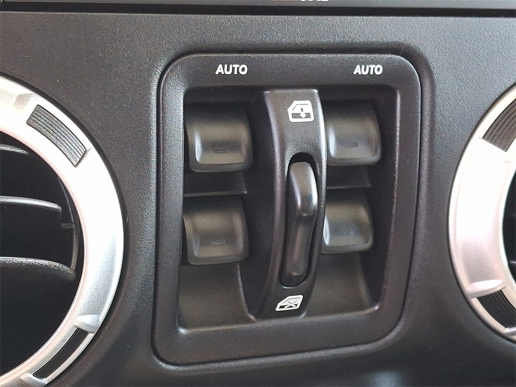 2016 Jeep Wrangler Unlimited Rubicon photo 25