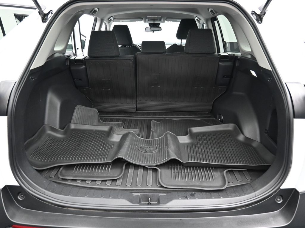 2022 Toyota RAV4 LE photo 25