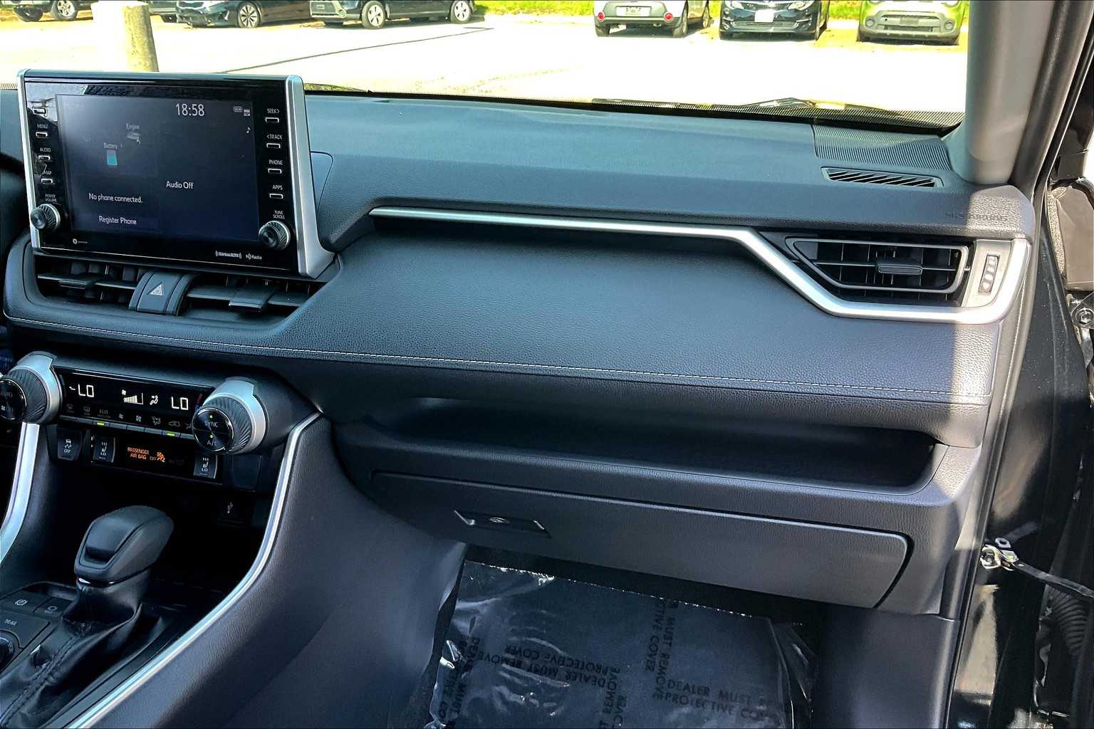 2022 Toyota RAV4 Hybrid XLE photo 17