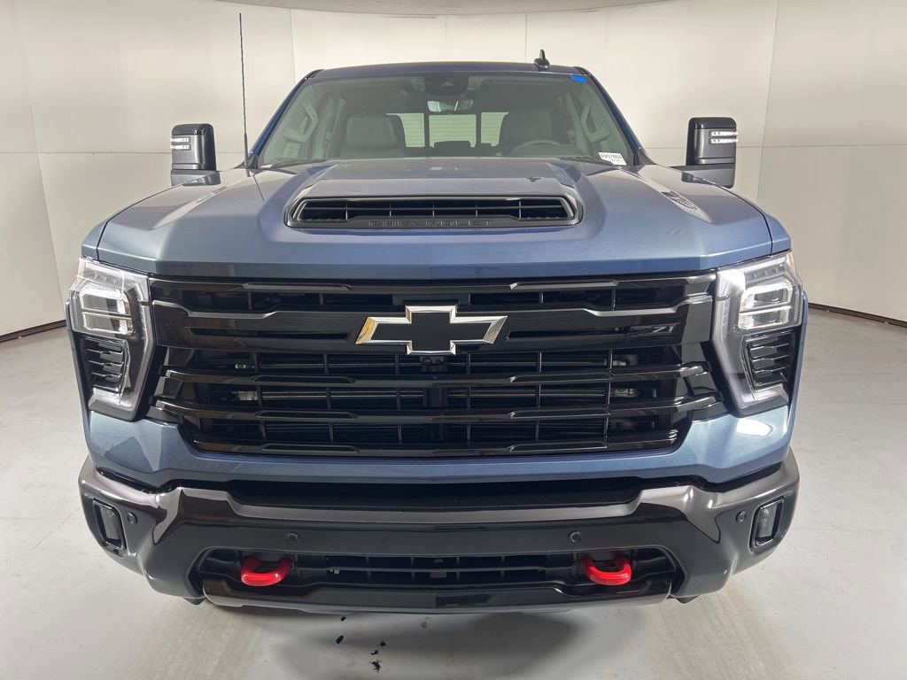 2025 Chevrolet Silverado 2500HD LT photo 3