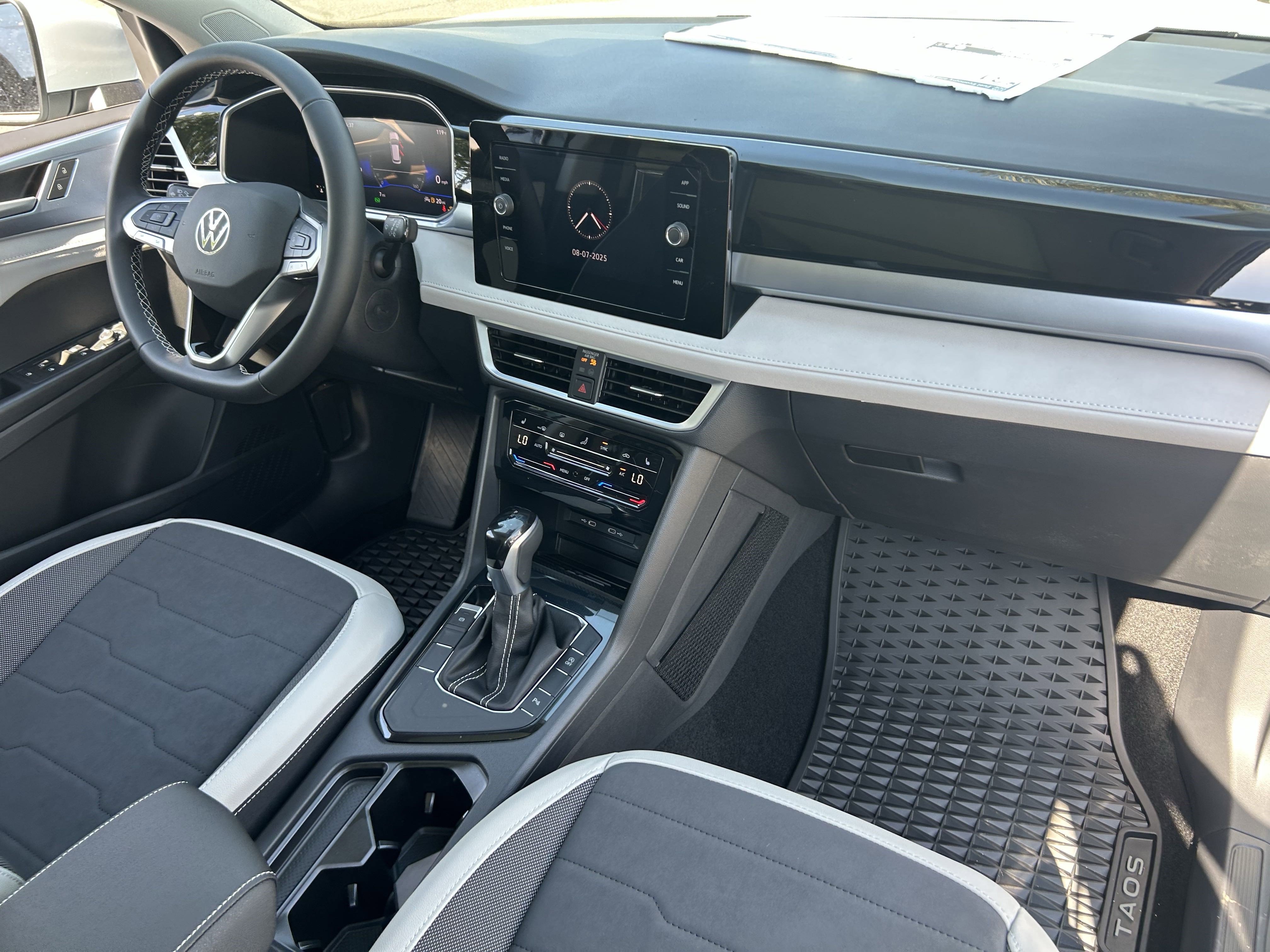2025 Volkswagen Taos SE photo 4