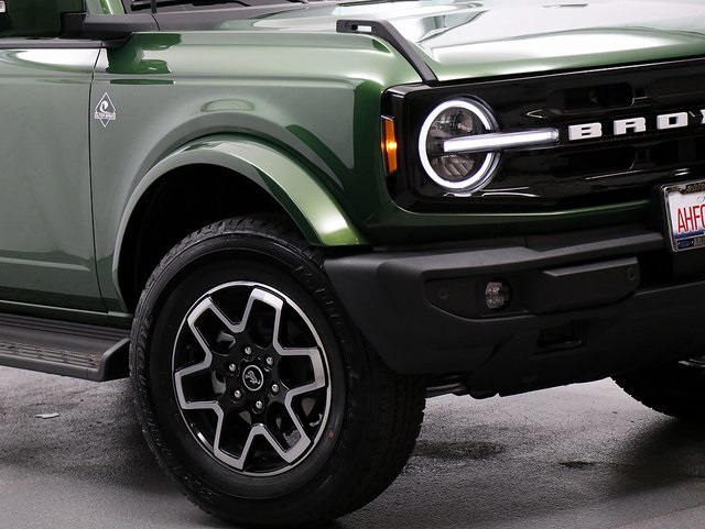 2025 Ford Bronco Outer Banks photo 3