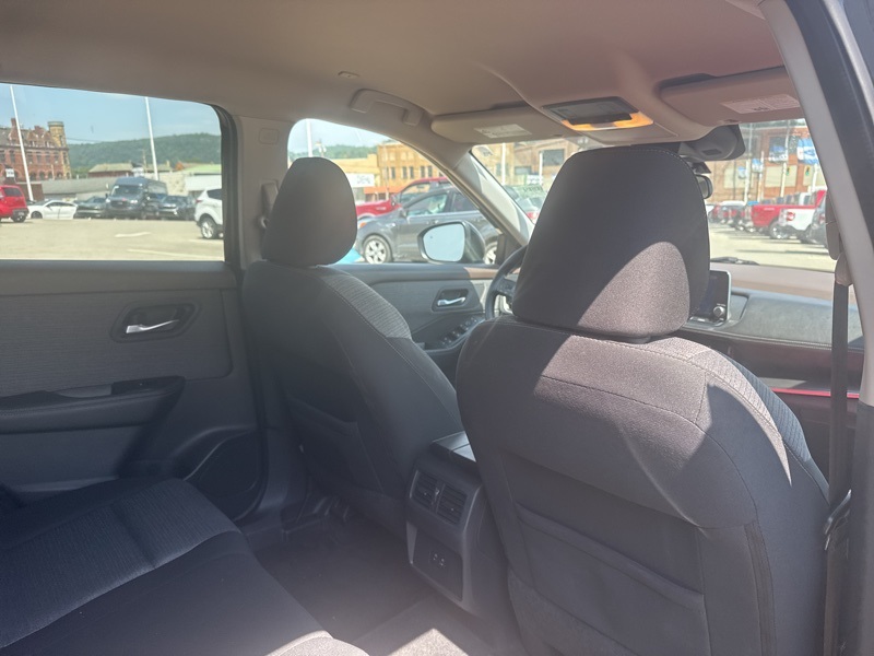 2022 Nissan Rogue SV photo 9
