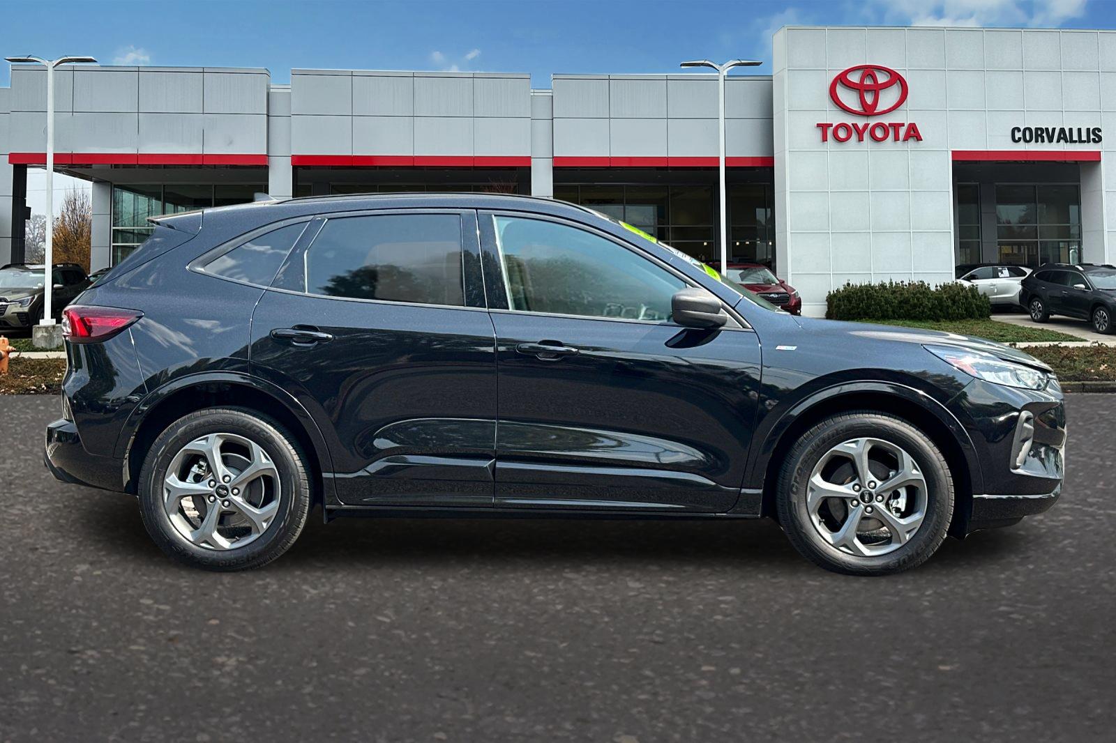 2023 Ford Escape ST-Line photo 2
