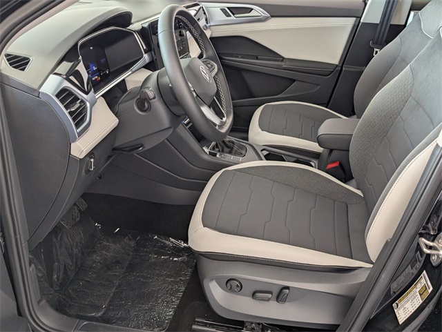 2025 Volkswagen Taos SE photo 5