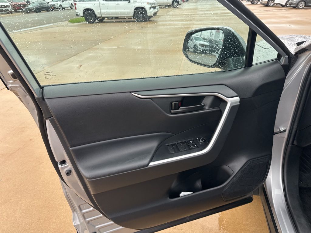 2022 Toyota RAV4 Hybrid LE photo 4