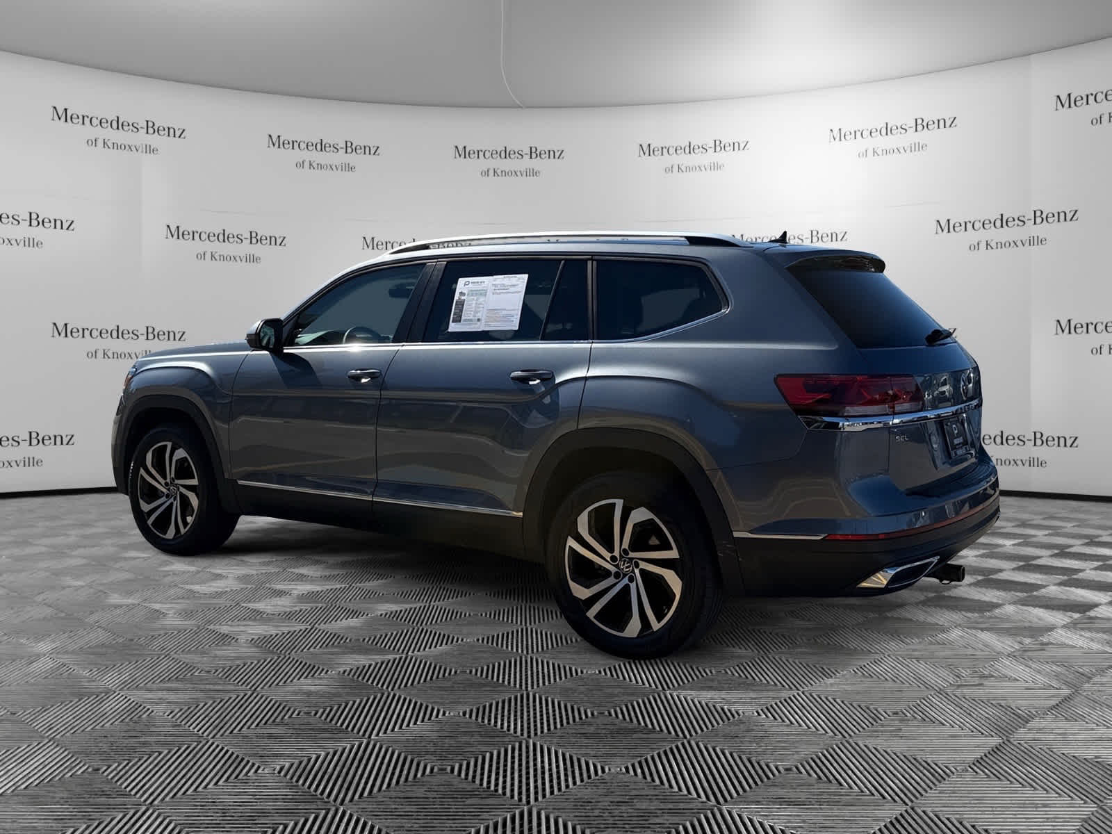 2023 Volkswagen Atlas SEL photo 2