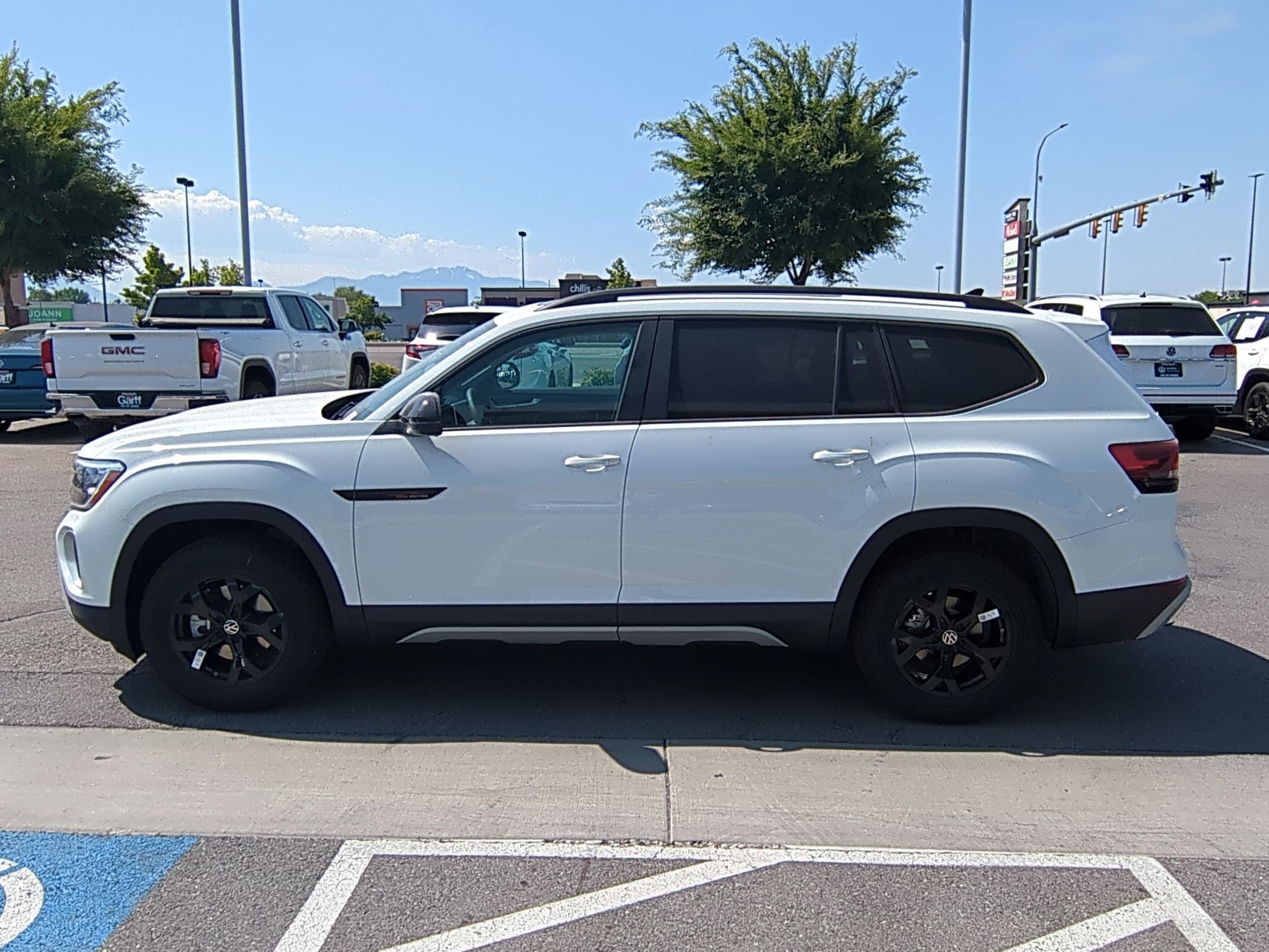 2025 Volkswagen Atlas Peak Edition SE photo 5