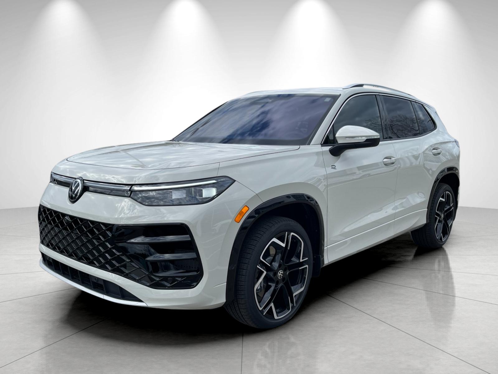 2026 Volkswagen Tiguan SEL R-LINE TURBO's photo