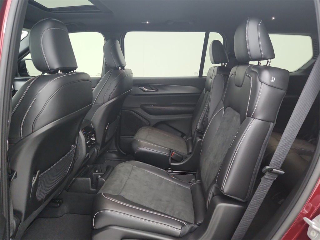 2025 Jeep Grand Cherokee Laredo Altitude X photo 29