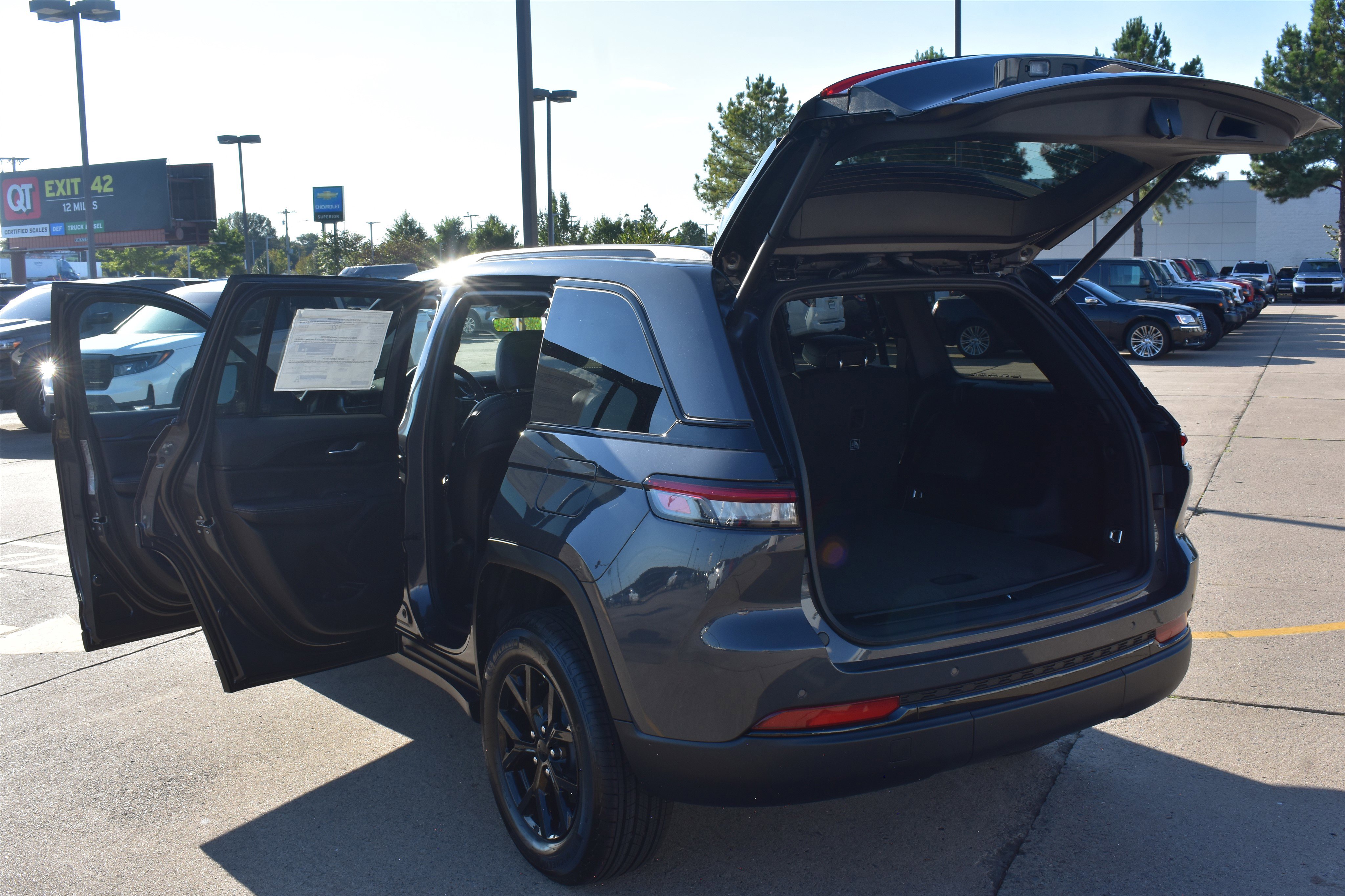 2025 Jeep Grand Cherokee Altitude photo 3
