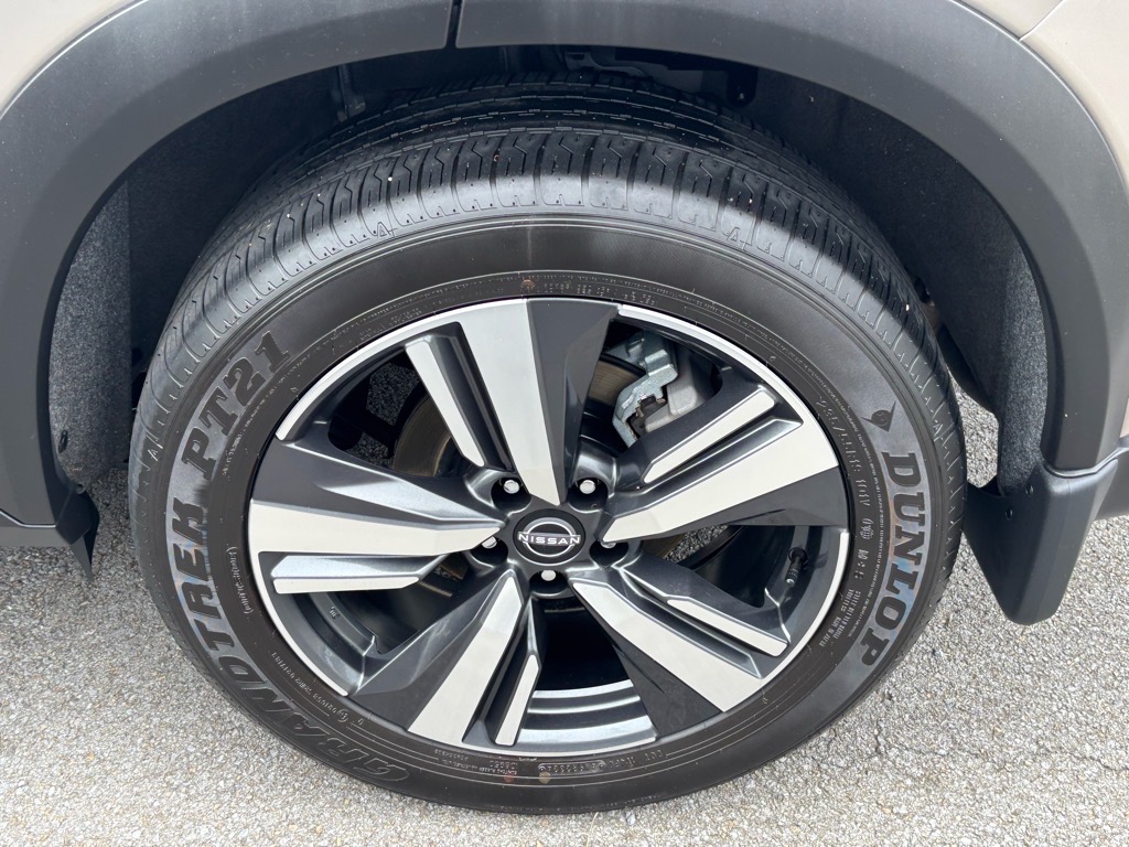 2024 Nissan Rogue SL photo 2