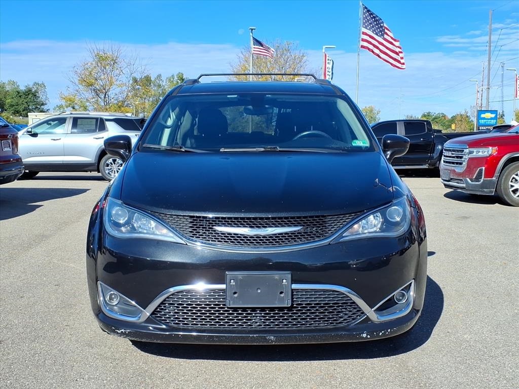 2018 Chrysler Pacifica Touring L photo 2