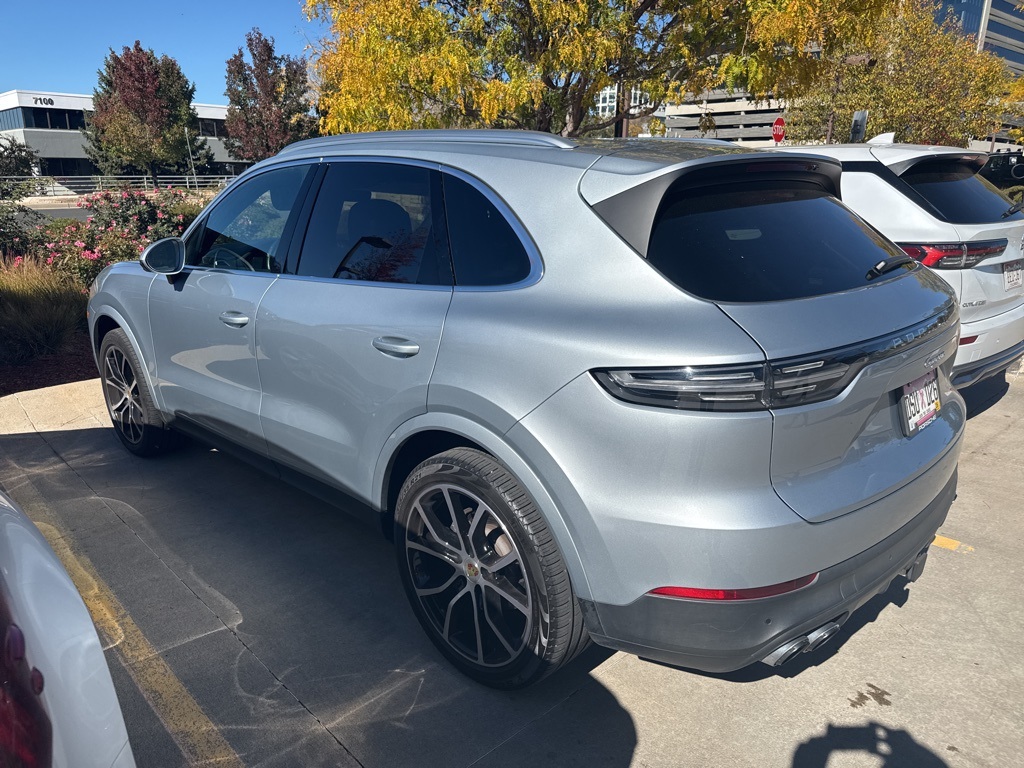 2022 Porsche Cayenne Base photo 2