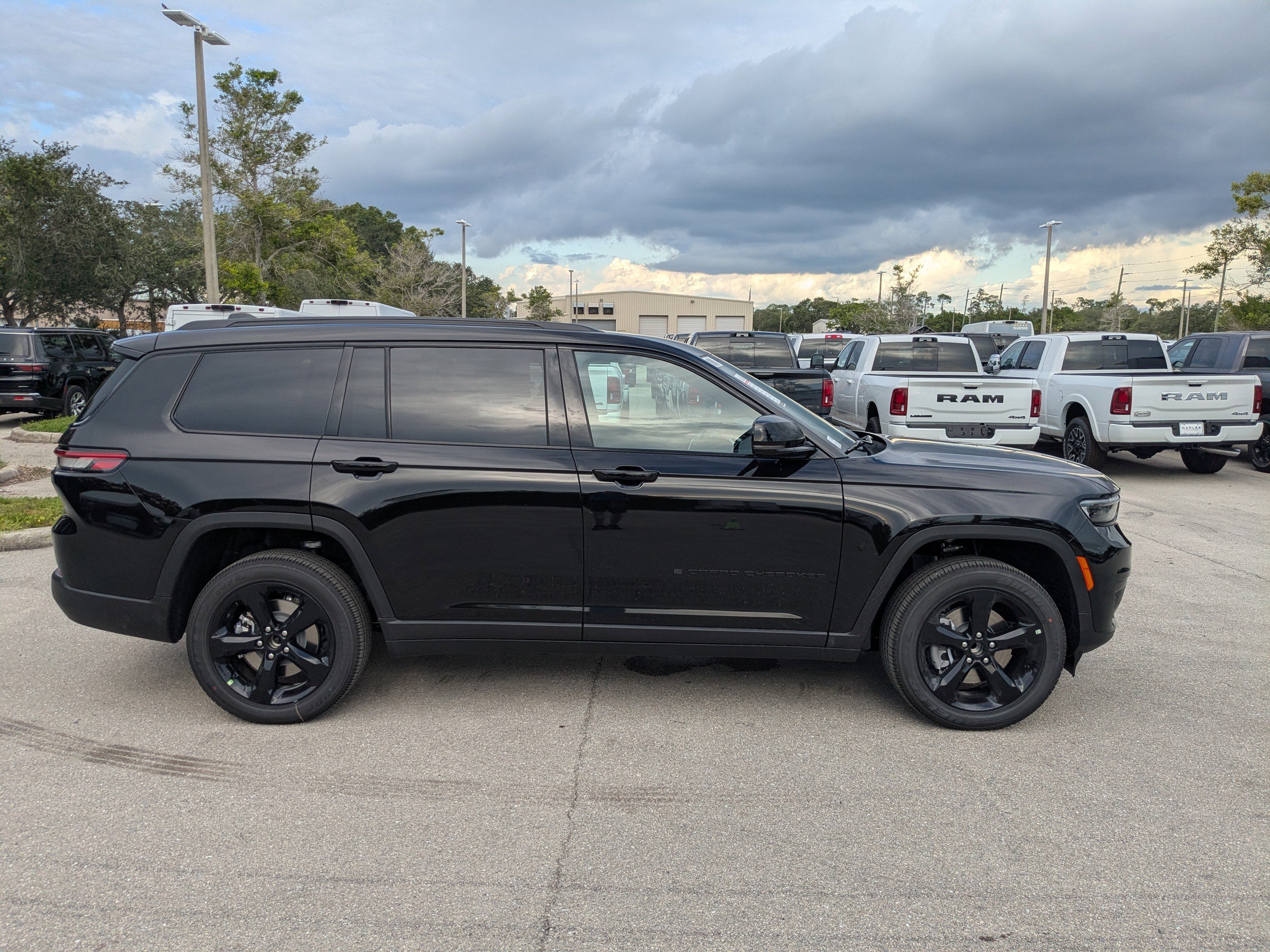 2025 Jeep Grand Cherokee Altitude photo 2
