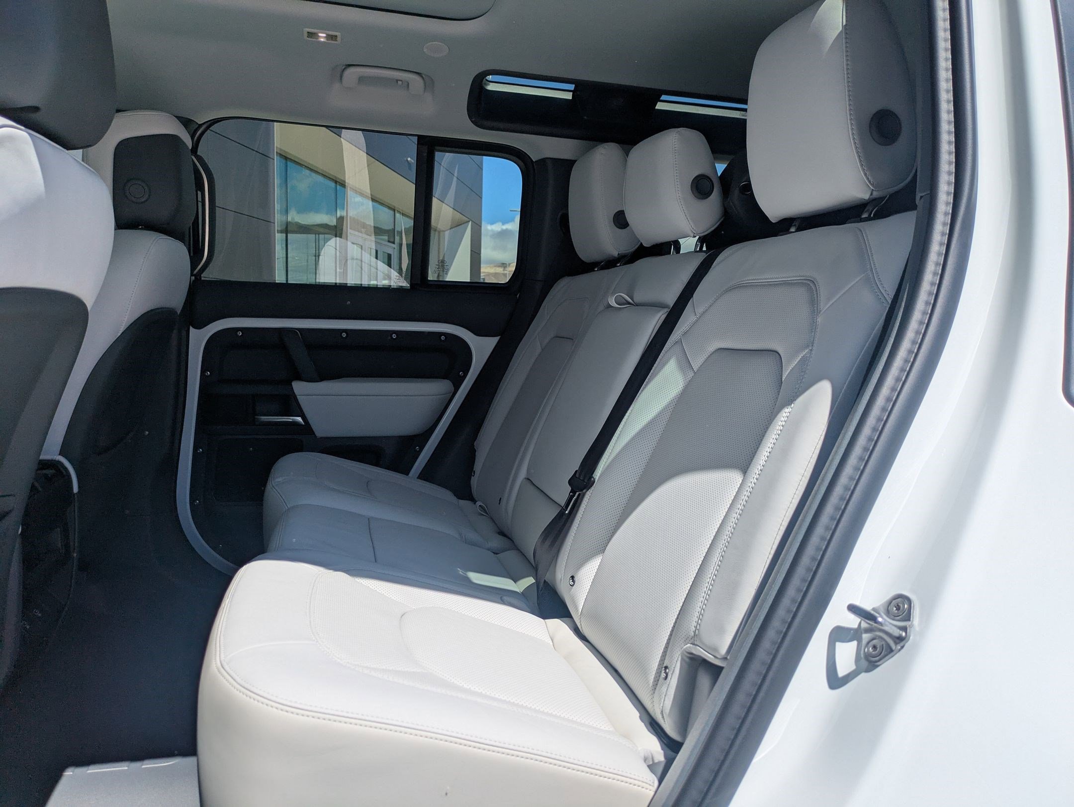 2025 Land Rover Defender 110 S photo 17