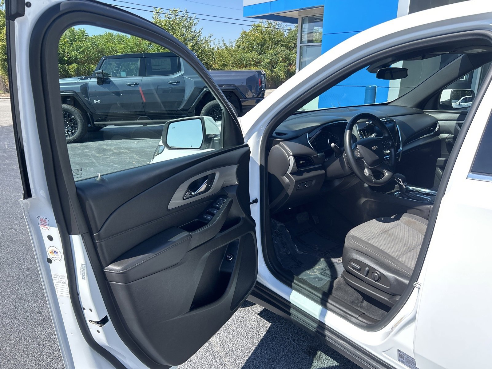 2023 Chevrolet Traverse Cloth photo 14
